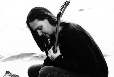 Carsten Mai - guitar embracement